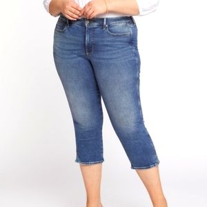 ROYALTY WOMEN'S PLUS SIZE CAPRI JEANS